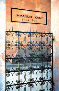 Immanuel Kant eli koko ikänsä saksalaisessa Königsbergissä. Hänet on haudattu kaupungin tuomiokirkkoon.
